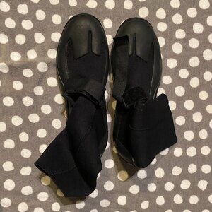 Roxy Women's surf shoes size 9